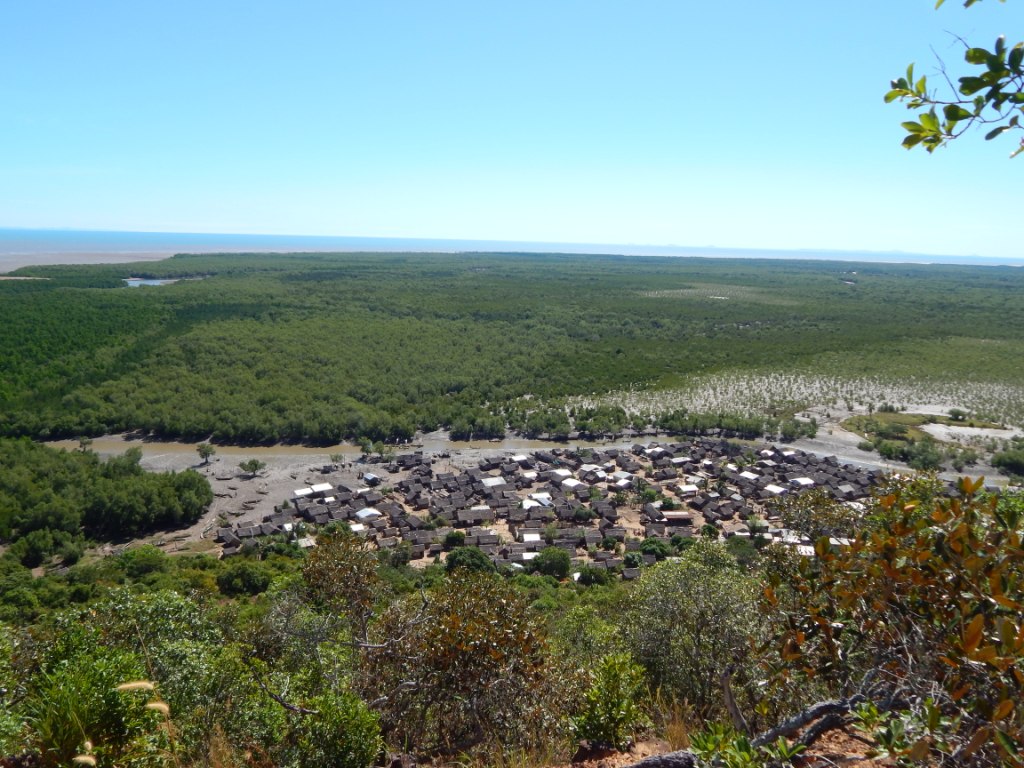 Village d'Ankazomborona et mangroves dans la Baie d'Ambaro